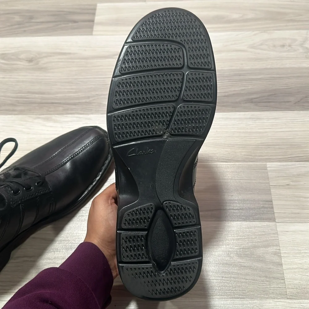 CLARKS Men’s black leather oxfords size 10.5